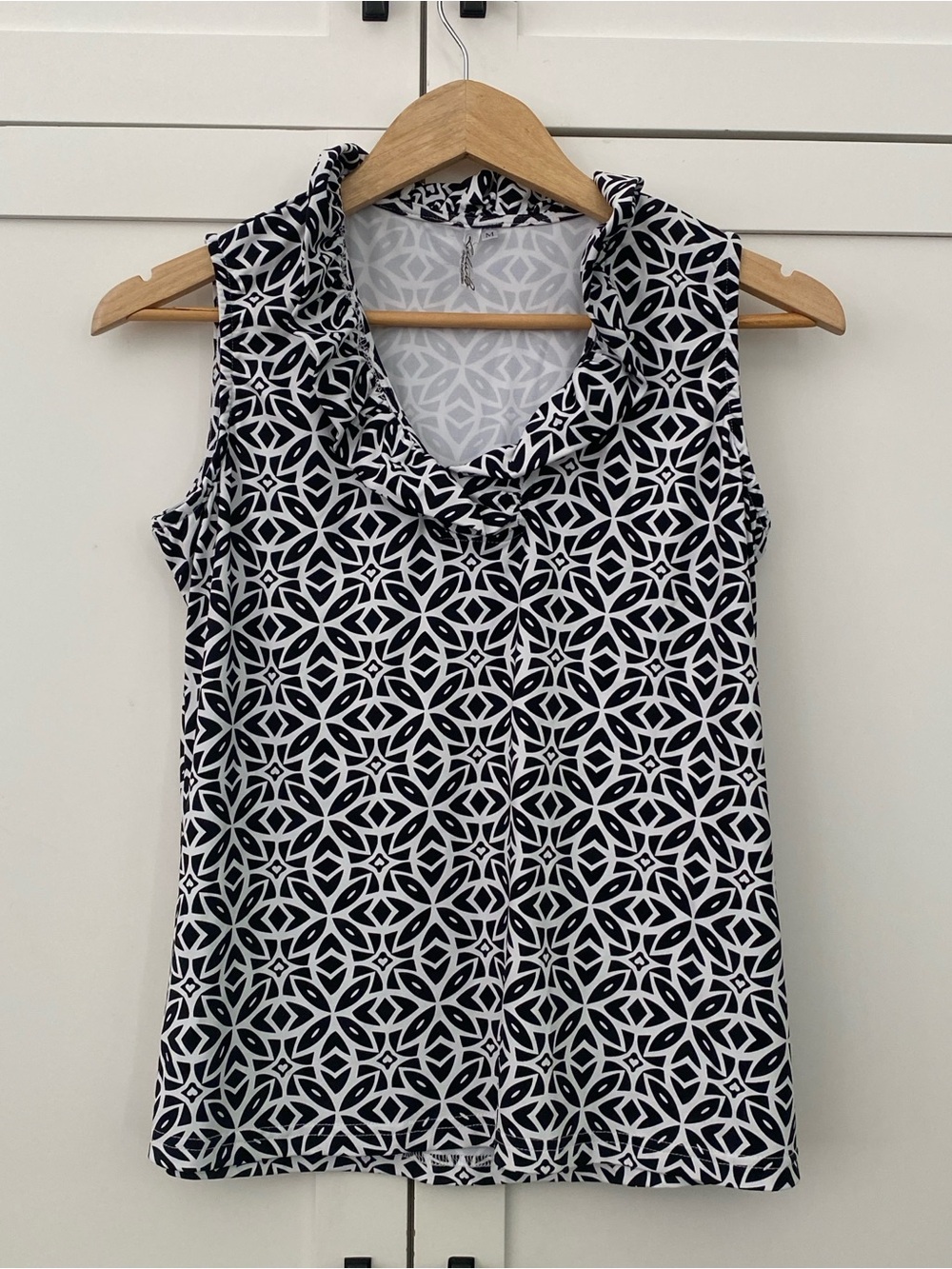 Lulu-B Black & White Sleeveless Geometric V-Neck Tank Stretch Performance Size M